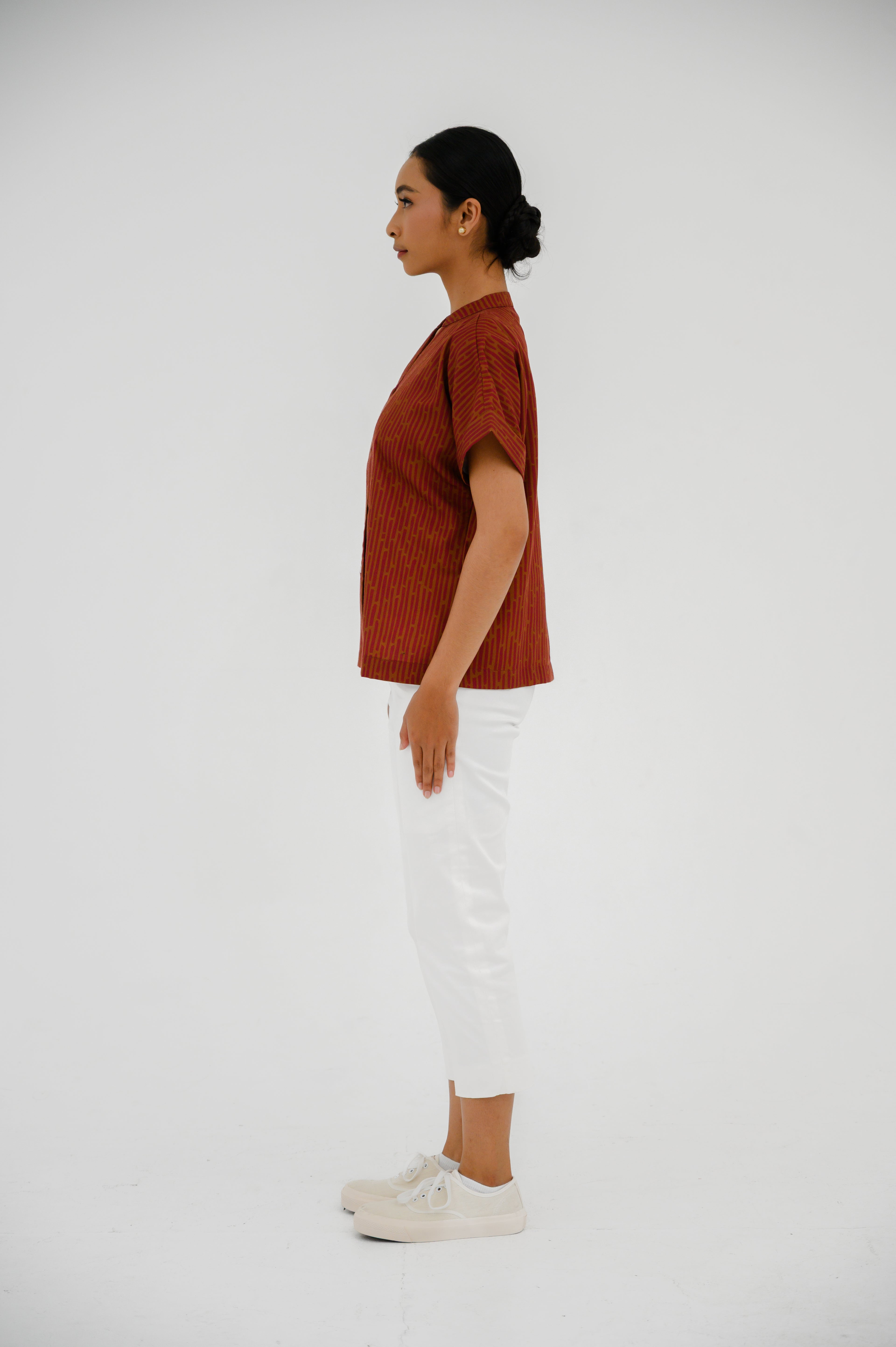 Atasan FML Mandarin V-Neck Lengan Pendek Relaxed Fit - Cetak Digital