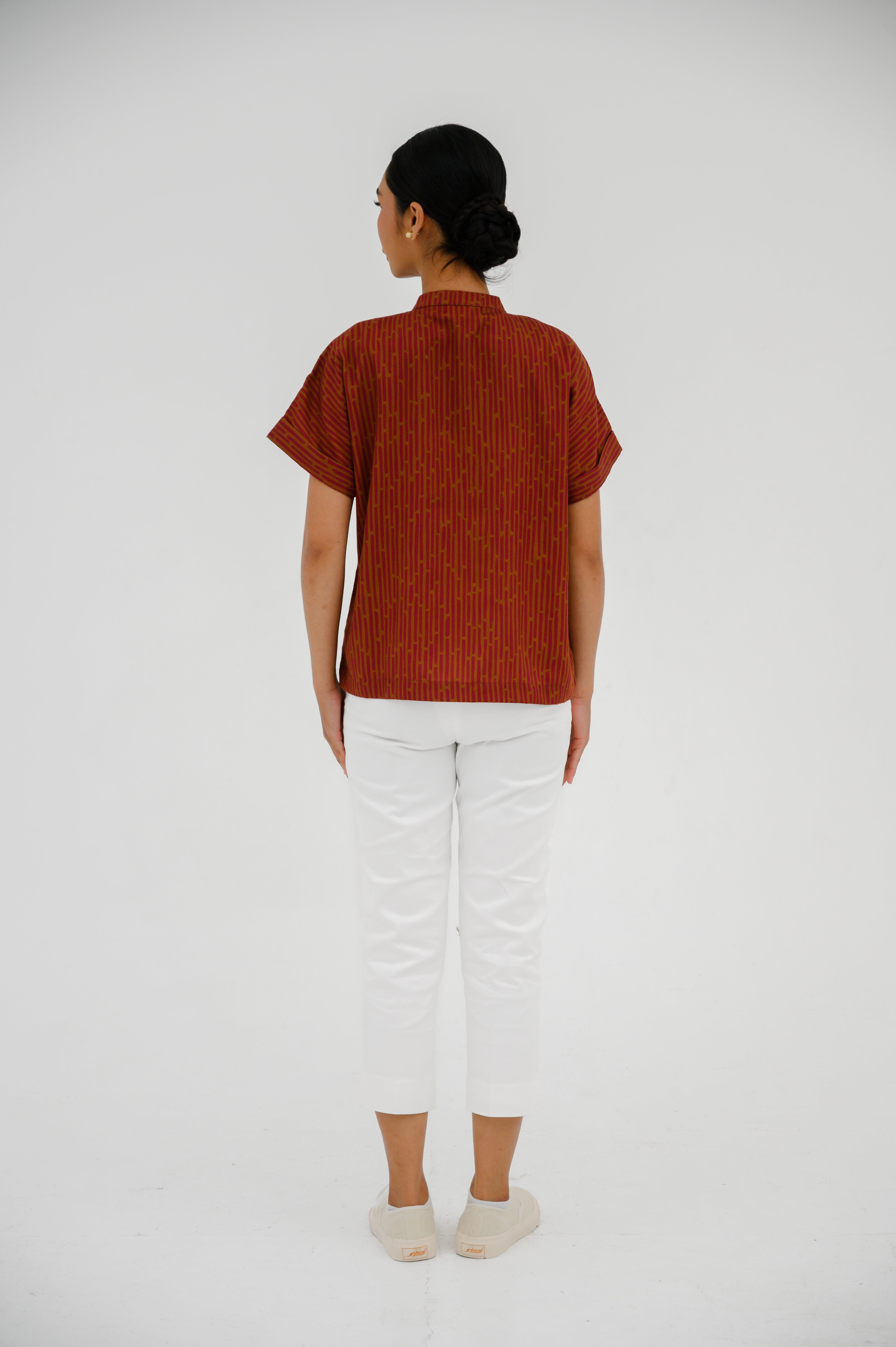 Atasan FML Mandarin V-Neck Lengan Pendek Relaxed Fit - Cetak Digital