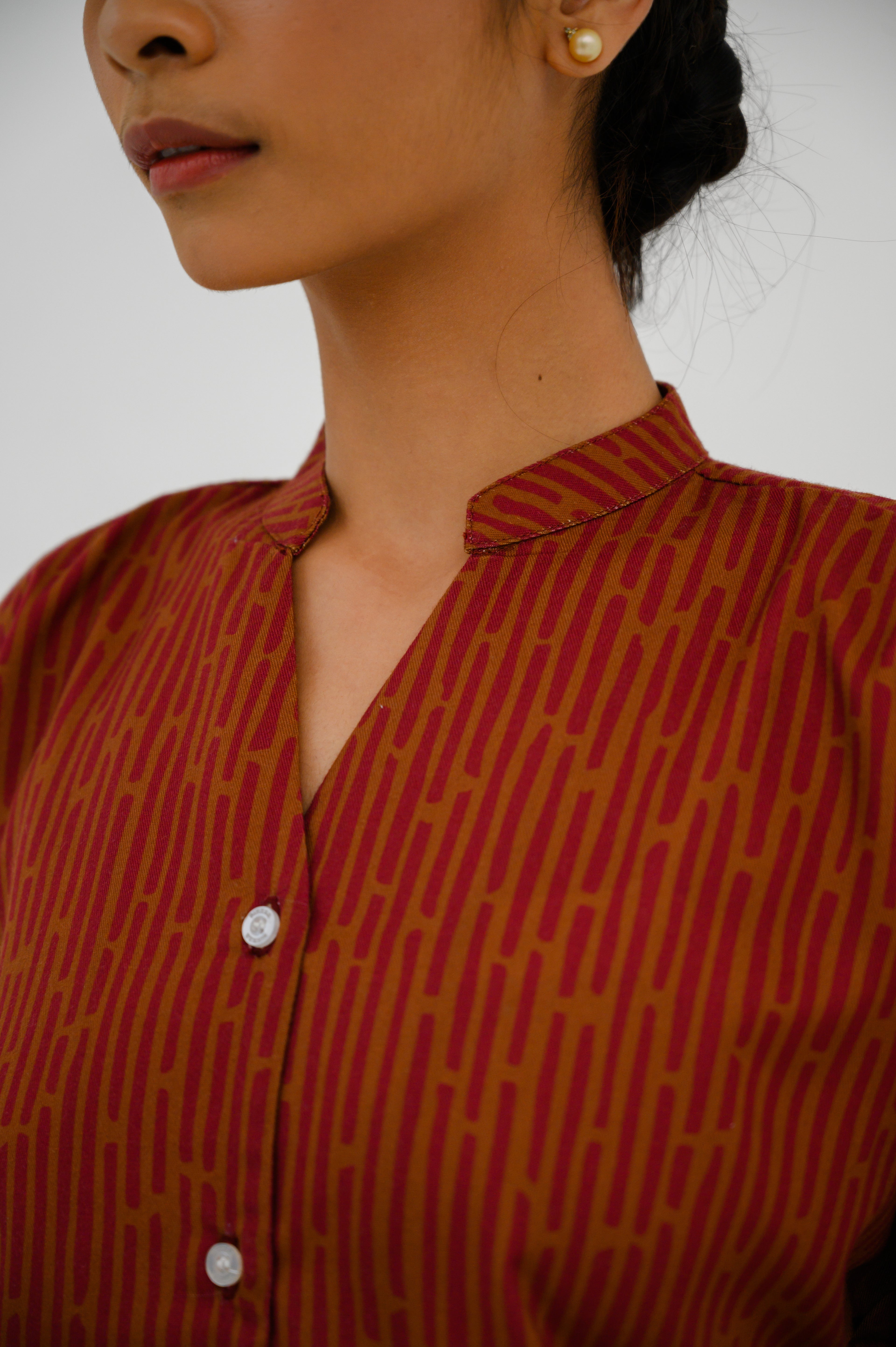 Atasan FML Mandarin V-Neck Lengan Pendek Relaxed Fit - Cetak Digital